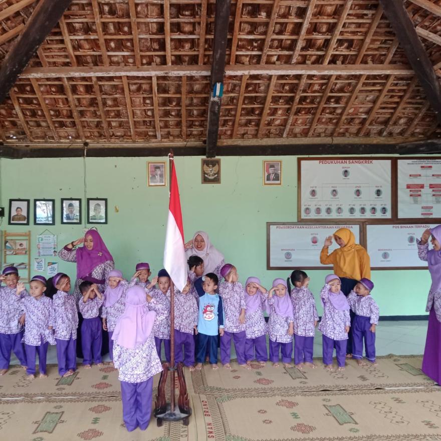 Ajarkan Cinta Tanah Air, PAUD Funny Club Sangkrek Ajak Siswa Laksanakan Upacara Bendera